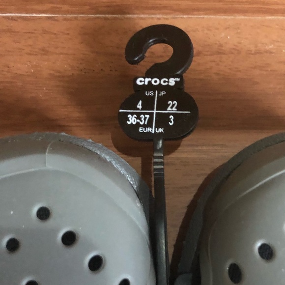 Kids NEW Crocs, SIZE 4 - Picture 5 of 5